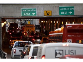 Lalu lintas malam di distrik keuangan di Toronto.