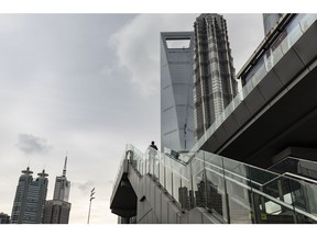 Pejalan kaki di Distrik Keuangan Lujiazui Pudong di Shanghai, Tiongkok, pada hari Senin, 9 Oktober 2023. Saham Tiongkok melemah karena para pedagang kembali dari liburan Golden Week, dengan data pariwisata yang tertinggal dari ekspektasi dan ketidakpastian global mengurangi sentimen. Fotografer: Qilai Shen/Bloomberg