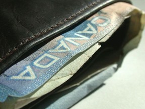 Hampir separuh warga Kanada mempunyai dana sebesar $200 atau kurang untuk gagal memenuhi kewajiban keuangan mereka, menurut jajak pendapat MNP.