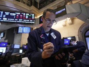 Trader Gregory Rowe bekerja di lantai Bursa Efek New York, Senin, 22 Juli 2024. Saham AS naik pada hari Senin dan memulihkan sebagian kerugian dari minggu terburuk sejak April.