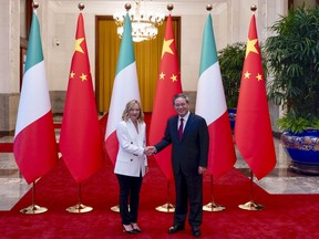 Perdana Menteri Italia Giorgia Meloni berjabat tangan dengan Perdana Menteri Tiongkok Li Qiang di Beijing, Minggu, 28 Juli 2024, menjelang forum dengan para pemimpin bisnis Italia dan Tiongkok. Meloni melakukan kunjungan resmi ke Tiongkok minggu ini untuk mencoba memulihkan hubungan di tengah ketakutan akan perang dagang dengan Uni Eropa dan berlanjutnya minat untuk menarik investasi Tiongkok di bidang manufaktur otomotif dan sektor lainnya.