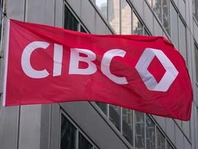 Logo của CIBC được hiển thị trên lá cờ trước trụ sở chính tại Toronto vào thứ Hai, ngày 25 tháng 10 năm 2021.