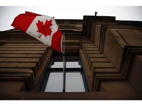 Bendera Kanada di luar kantor perdana menteri di Ottawa.