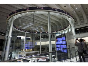 Sebuah ticker elektronik di Tokyo Stock Exchange (TSE) di Tokyo, Jepang, pada hari Selasa, 6 Agustus 2024. Saham Jepang menguat setelah terjun ke pasar bearish pada perdagangan hari sebelumnya membawa mereka turun ke level teknis utama. Fotografer: Kiyoshi Ota/Bloomberg