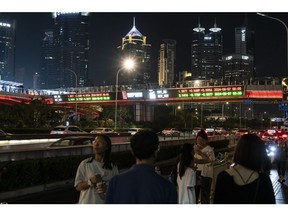 Sebuah ticker elektronik menampilkan angka-angka saham di Shanghai, Tiongkok, pada Rabu, 7 Agustus 2024. Bank Rakyat Tiongkok (PBOC) berpotensi mendapatkan kelonggaran yang diharapkan dari pasar keuangan global, mendekatkan dosis stimulus moneter yang telah lama ditunggu-tunggu oleh para investor. dan pedagang. Fotografer: Qilai Shen/Bloomberg