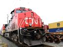 CN Rail mencabut pengunciannya pada hari Kamis, dan layanan pengiriman mulai meningkat pada Jumat pagi.