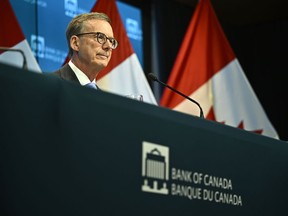 Gubernur Bank of Canada Tiff Macklem berpartisipasi dalam konferensi pers di Ottawa pada tanggal 24 Juli 2024. Tingkat inflasi Kanada kemungkinan akan kembali turun pada bulan lalu, menurut para ekonom yang memperkirakan Bank of Canada akan terus memangkas suku bunga sepanjang musim gugur.
