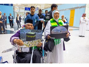 Perjalanan spiritual para peziarah diperkaya dengan pemesanan digital yang lancar, pilihan makanan yang beragam, pengumuman doa, dan konten dalam pesawat yang informatif