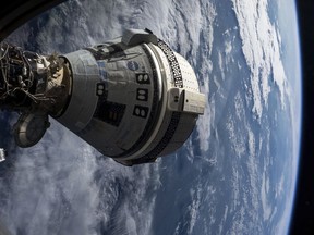 Dalam foto yang disediakan oleh NASA ini, pesawat ruang angkasa Boeing Starliner sedang merapat ke modul Harmony Stasiun Luar Angkasa Internasional pada 3 Juli 2024, terlihat dari jendela pesawat ruang angkasa SpaceX Dragon Endeavour yang merapat ke pelabuhan yang berdekatan. (NASA melalui AP)