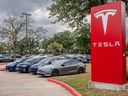 AUSTIN, Texas - 13 Desember: Kendaraan Tesla terlihat banyak di dealer Tesla pada 13 Desember 2023 di Austin, Texas. Tesla mengingat hampir semua kendaraan yang dijual di AS setelah penyelidikan hampir dua tahun oleh Administrasi Keselamatan Lalu Lintas Jalan Raya Nasional menemukan cacat pada sistem autopilot.