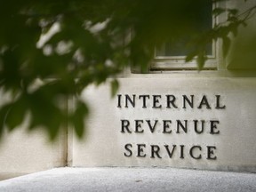 FILE - Sebuah tanda dipajang di luar gedung Internal Revenue Service 4 Mei 2021, di Washington. Pada hari Jumat, 19 Agustus 2022.