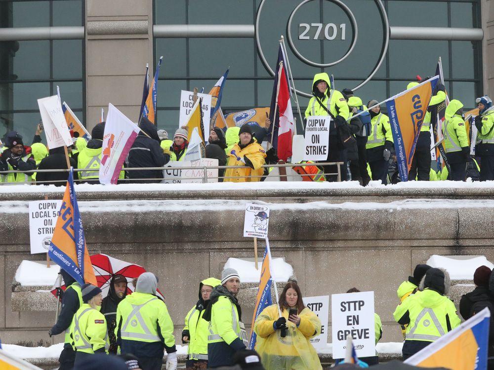 Settlement Reached In Complaint Over Canada Post Layoffs 