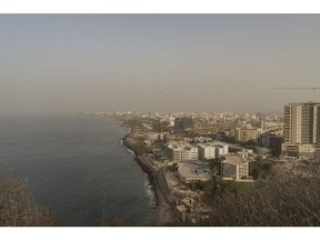 Bangunan perumahan dan komersial di sepanjang garis pantai di cakrawala kota di Dakar, Senegal, pada Kamis, 8 Februari 2024. Anggota parlemen Senegal setuju untuk menunda pemilihan presiden di salah satu negara demokrasi terkuat di Afrika, sehingga meningkatkan ketegangan yang berisiko mengganggu stabilitas negara berkembang penghasil gas alam tersebut. wilayah yang rentan terhadap kudeta militer. Fotografer: Annika Hammerschlag/Bloomberg