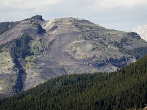 Grassy Mountain, puncak ke kiri, dan Grassy Mountain Coal Project terlihat di utara Blairmore, Alta., Kamis, 6 Juni 2024.