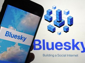 FILE - Aplikasi untuk Bluesky ditampilkan di ponsel, kiri, dan layar laptop pada 2 Juni 2023, di New York.