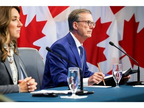 Tiff Macklem, gubernur Bank Kanada, Right, dan Carolyn Rogers, wakil gubernur senior.