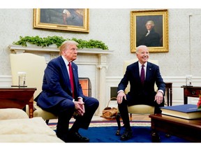 Presiden AS Joe Biden, kanan, dan Presiden terpilih Donald Trump saat bertemu di Ruang Oval Gedung Putih di Washington, DC, AS, pada Rabu, 13 November 2024.