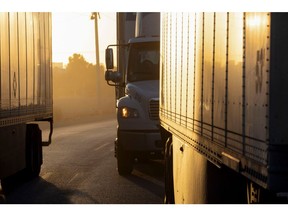 Antrean panjang truk yang memuat barang-barang Meksiko menunggu untuk menyeberang ke Amerika Serikat, menyoroti intensitas perdagangan bilateral. Di tengah ancaman tarif baru, pemandangan ini melambangkan ketegangan ekonomi dan politik yang dapat mempengaruhi kedua negara.