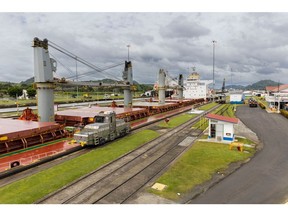 Sebuah kapal curah menavigasi melalui kunci Miraflores di Terusan Panama. Fotografer: Tarina Rodriguez/Bloomberg