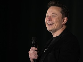 FILE - Elon Musk berbicara di balai kota kampanye untuk mendukung calon presiden dari Partai Republik, mantan Presiden Donald Trump di Folsom, Pa., Kamis, 17 Oktober 2024.