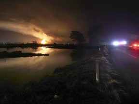 Api dan asap dari kebakaran memenuhi langit di Pembangkit Listrik Moss Landing Kamis 16 Januari 2025 di Moss Landing, California.
