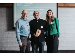 Vikramaditya Yadav, Associate Professor di Universitas British Columbia, menerima Penghargaan Teknologi Bersih SM 2024 pada upacara di Vancouver (Gambar: Emma Young)