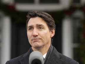 Perdana Menteri Justin Trudeau membuat pengumuman di luar Rideau Cottage di Ottawa.