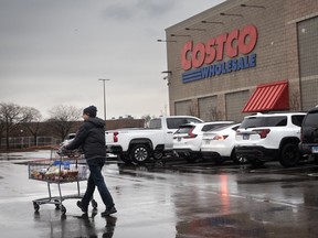 Pelanggan berbelanja di toko grosir Costco pada 31 Januari 2025 di Chicago, Ill.