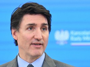 Perdana Menteri Justin Trudeau mengadakan konferensi pers dengan Perdana Menteri Polandia di Warsawa pada 28 Januari 2025.