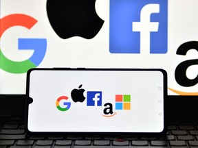 n Foto file ini diambil pada 18 Desember 2020, gambar ilustrasi yang diambil di London menunjukkan logo Google, Apple, Facebook, Amazon dan Microsoft ditampilkan di ponsel dan layar laptop.