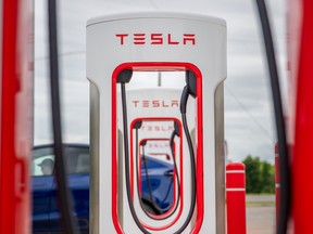 Selama beberapa minggu terakhir, berita negatif di sekitar Tesla telah menumpuk, dimulai dengan hasil kuartal keempat yang lemah akhir bulan lalu dan diikuti oleh serangkaian angka penjualan yang lebih rendah yang lebih rendah