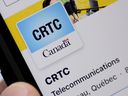 Seseorang menavigasi ke halaman media sosial online dari Komisi Radio-Televisi dan Telekomunikasi Kanada (CRTC) di ponsel di Ottawa pada 17 Mei 2021.