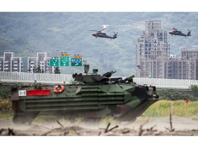 Dua helikopter Black Hawk UH-60M dan kendaraan amfibi serangan di Pantai Bali selama latihan militer Han Kuang di Kota Baru Taipei, Taiwan, pada hari Kamis, 27 Juli 2023. Cina melenturkan militernya di sekitar Taiwan lagi sebagai kampanye untuk presiden di pulau yang dikelola secara demokratis mulai memanas.