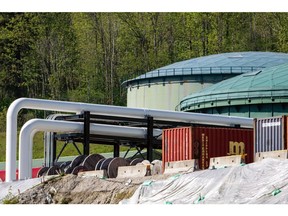 Storage tanks at the Burnaby Terminal at the end point of the Trans Mountain Pipeline System in Burnaby, British Columbia, Canada, on Thursday, May 2, 2024. The expanded Trans Mountain pipeline has entered commercial operation, concluding a decade-long wait for one dari proyek energi terbesar dan paling kontroversial Canadas. Fotografer: James MacDonald/Bloomberg