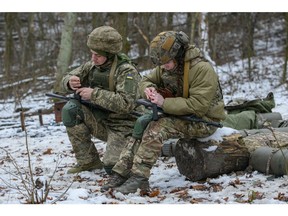 Kadet Majalah Rifle Penyerangan Load Selama Pelatihan Senjata di Institut Militer Taras Shevchenko di Wilayah Kyiv, Ukraina, pada hari Jumat, 17 Januari 2025. Rusia akan menuntut Ukraina secara drastis mengurangi hubungan militer dengan aliansi NATO dan menjadi negara netral dengan tentara terbatas dalam pembicaraan apa pun dengan incoming Presiden AS Donald, menurut People Netral dengan tentara terbatas dalam setiap pembicaraan dengan pembicaraan yang akan datang Presiden Donald, Donald, menurut People dengan masalah.