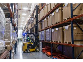 Employees at No Warehouse, a leading logistics center in Ciudad Jurez, Chihuahua, organize products destined for export to the United States. This facility processes thousands of items daily; however, since President Donald Trumps inauguration, there has been a noticeable decline in imports due to speculations surrounding the 25% tariffs he imposed. Recently, after discussions with Mexicos President Claudia Sheinbaum, Trump agreed to suspend these tariffs for one month. As part of the agreement, Mexico will deploy 10,000 National Guard members to the border to enhance security and combat drug trafficking, particularly fentanyl. David Peinado / Bloomberg