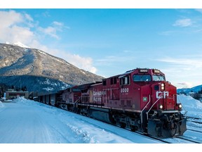 Kereta Pasifik Kanada yang membawa batu bara berangkat dari halaman kereta api di Revelstoke, British Columbia.