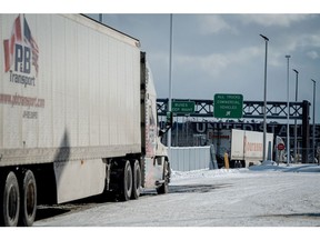 Trucks at the Canada-US border crossing in St-Bernard-de-Lacolle, Quebec, Canada, on Tuesday, Feb. 4, 2025. US President Donald Trump and Canadian Prime Minister Justin Trudeau agreed to pause tariffs on a huge array of products Pada hari Senin setelah Kanada sepakat untuk mengambil langkah -langkah yang lebih keras untuk memerangi migrasi dan perdagangan narkoba di perbatasan, menangkal perang perdagangan kontinental untuk saat ini.