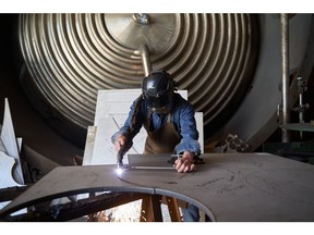 Seorang pekerja memotong lembaran stainless steel di fasilitas manufaktur baja di Mexico City, Meksiko, pada hari Kamis, 6 Februari 2025. Ketidakpastian ditahan di antara bisnis Amerika Utara yang mengandalkan impor, memaksa perusahaan untuk menilai kembali rantai dan operasi pasokan. Fotografer: Mauricio Palos/Bloomberg