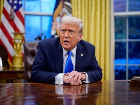 Presiden Amerika Serikat Donald Trump berbicara selama pesanan eksekutif yang menandatangani kontrak di Oval Office di Gedung Putih.