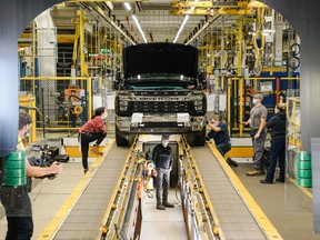 Karyawan yang bekerja di jalur Majelis Oshawa menilai Chevrolet Silverado yang hampir lengkap.