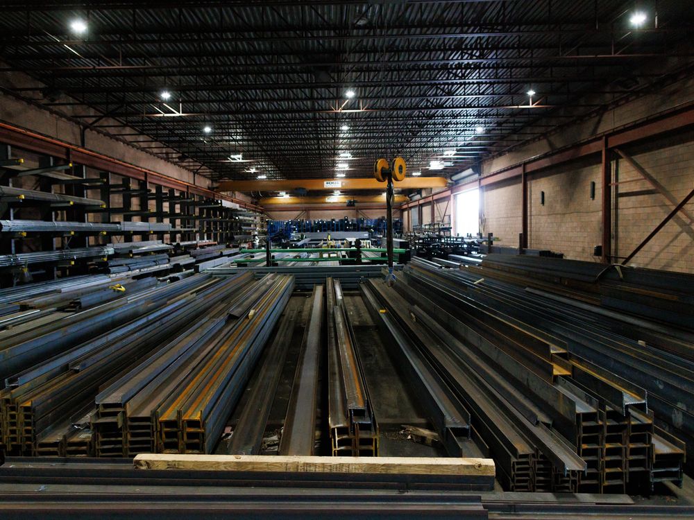 Pada tahun 2018, Trump mengutip ancaman keamanan nasional untuk dan memberlakukan tarif 25 persen pada baja Kanada dan tarif 10 persen pada aluminium Kanada. Tarif itu berlangsung sekitar setahun.