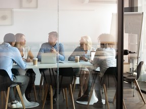 Praktik ruang pertemuan penamaan kreatif tumbuh dari penataan ulang kantor sejak 1990 -an, ketika organisasi mulai menganggap tempat kerja bukan hanya sebagai bangunan tetapi manifestasi fisik dari nilai -nilai mereka.