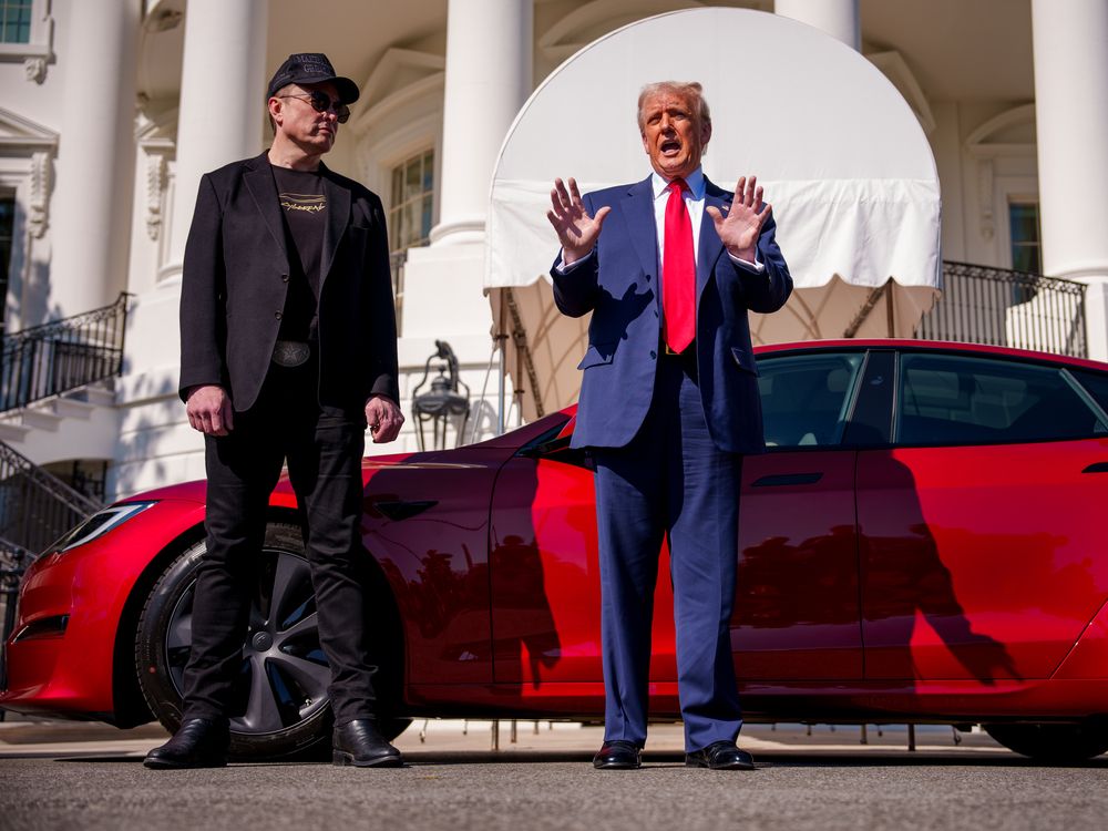 Presiden AS Donald Trump, ditemani oleh penasihat senior Gedung Putih, CEO Tesla dan SpaceX Elon Musk, berbicara di sebelah Tesla Model S di halaman Selatan Gedung Putih pada 11 Maret 2025 di Washington, DC. 