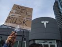 Sekitar 50 orang berkumpul secara damai di luar Tesla Showroom & Service Center di Carling Ave. Sabtu, 15 Maret, untuk memprotes Elon Musk, mengutip kekhawatiran atas pengaruhnya terhadap demokrasi dan menyerukan tindakan untuk mencegah kerusakan lebih lanjut terhadap masyarakat Kanada dan AS.