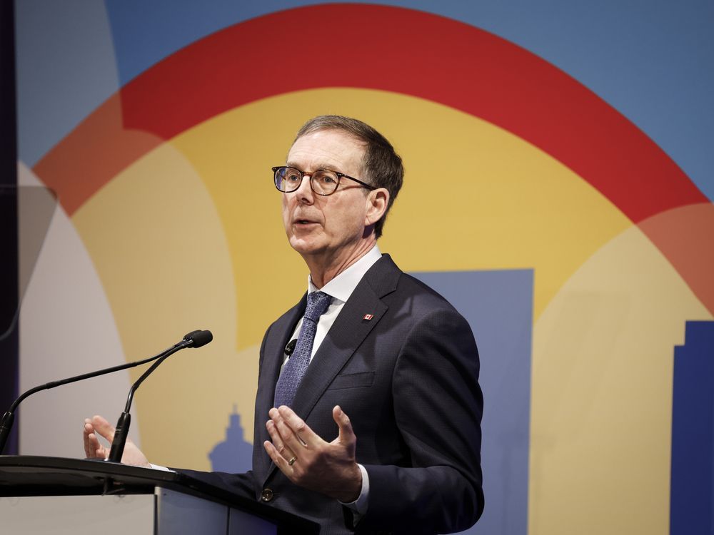 Gubernur Bank Kanada Tiff Macklem, menyampaikan pidato tentang kebijakan moneter di acara pengembangan ekonomi Calgary di Calgary, Alta., Kamis, 20 Maret 2025.