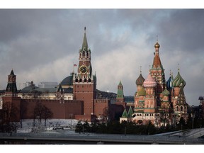 Menara Spasskaya dari Kremlin, Centre, dan Saint Basil's Cathedral, kanan, di Moskow, Rusia, pada hari Selasa, 22 Februari 2022. Rubel itu jatuh paling lama sejak Maret 2020 setelah Presiden Vladimir Putin mengenali republik-republik separatis yang diturunkan sendiri di Ukraine Timur, mendalam nerakof dengan muatan di barat. Fotografer: Andrey Rudakov/Bloomberg