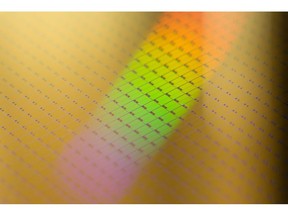 Detail Permukaan Wafer semikonduktor silikon yang fab Fotografer: Hollie Adams/Bloomberg