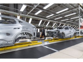 Jalur produksi di pabrik Volkswagen Anhui Automotive Co. di Hefei, Provinsi Anhui, Cina, pada hari Kamis, 28 Maret 2024. Volkswagen Ag memperingatkan tahun yang sulit di depan karena pembuat mobil Jerman itu mengharapkan jatuh lebih jauh di belakang di pasar utamanya di Cina, di mana perang harga yang memarlah adalah pengembalian yang melukai. Fotografer: Qilai Shen/Bloomberg