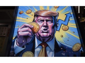 Citra kartun Presiden AS terpilih Donald Trump memegang token bitcoin untuk menandai cryptocurrency mencapai lebih dari $ 100.000 yang ditampilkan di sebuah toko Coinhero di Hong Kong, Cina, di Hong Kong, Cina, pada hari Kamis, 5 Desember 2024. Pilihan PROYEK UNTUK PROUND-OFOR. peraturan santai. Fotografer: Justin Chin/Bloomberg
